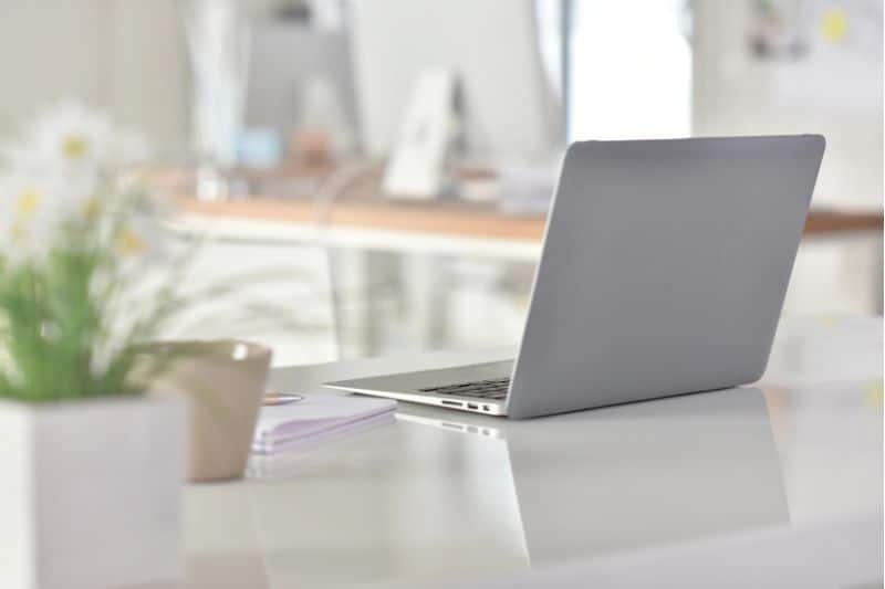 Laptop on table 800x533